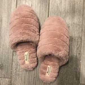 Madewell Wallis pink fuzzy slippers